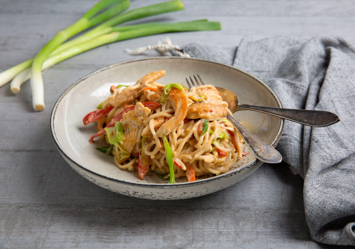 Nudlar med jordnötssås och strimlad kyckling City Gross