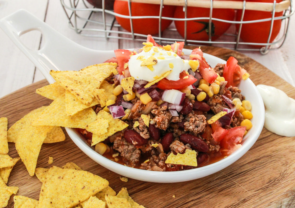 Chili con carne, tomatsalsatopping, nachos &amp; en klick crème fraiche