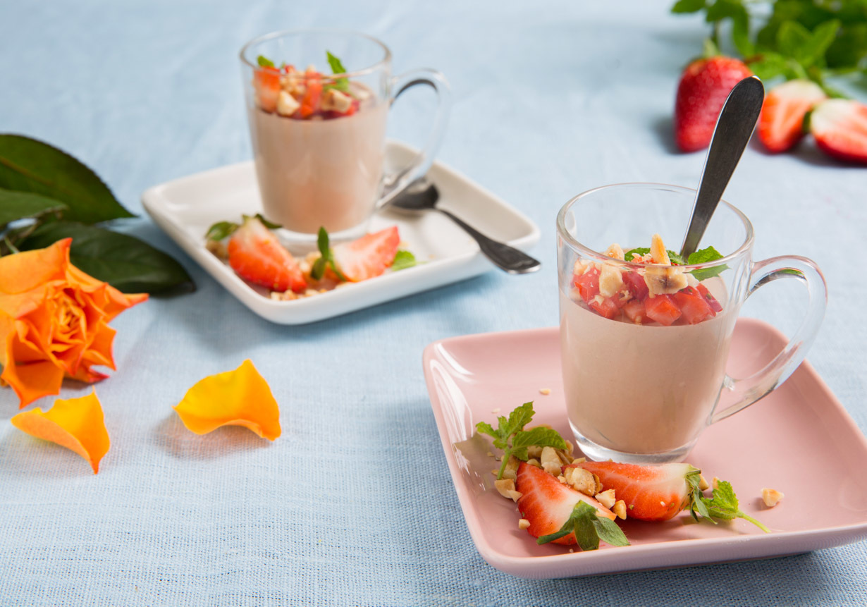 Nougat-pannacotta med jordgubbar och mynta