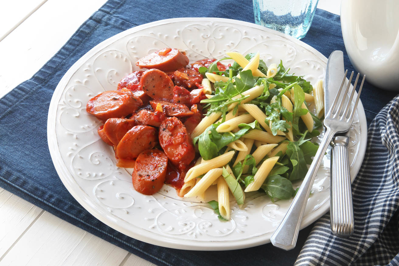 Pasta med korv med kryddig tomatsås