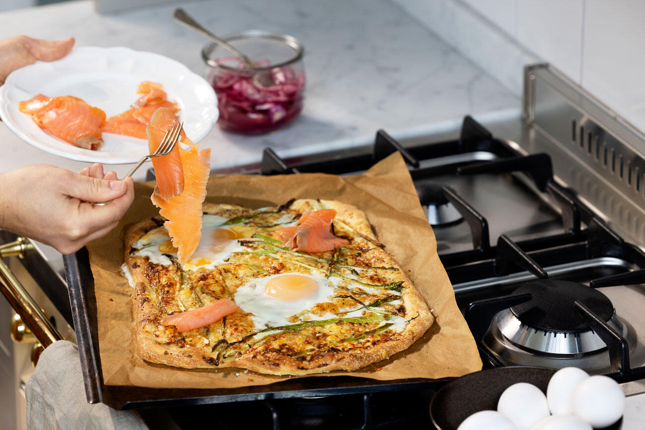 Pizza bianco med ägg, dill & sparris, picklad lök